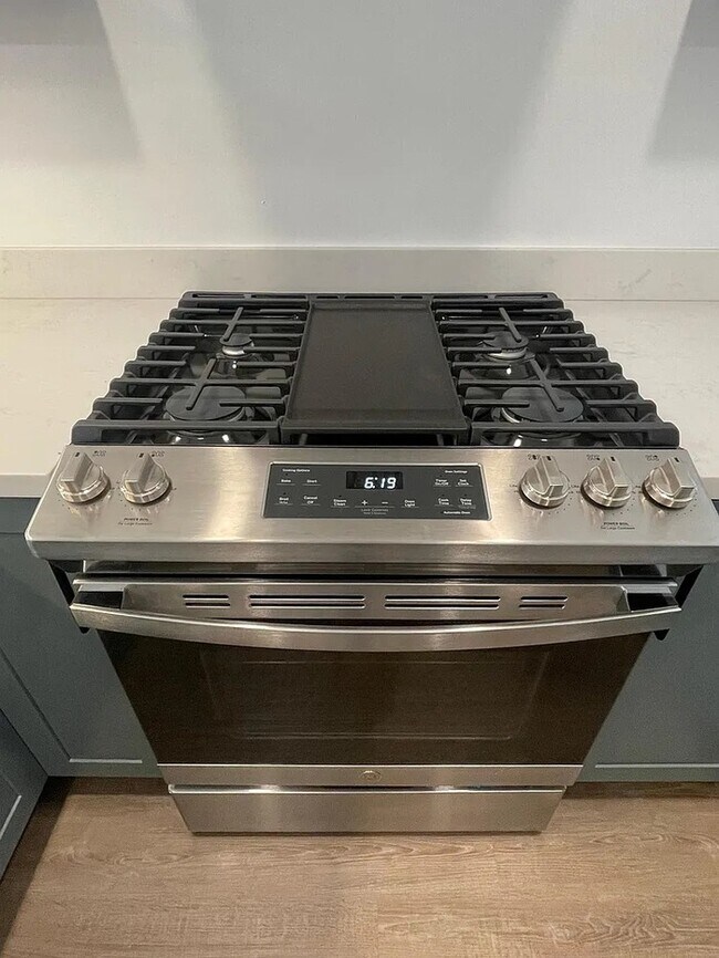 Building Photo - Newly renovated 2-BR/1.5BA apartment