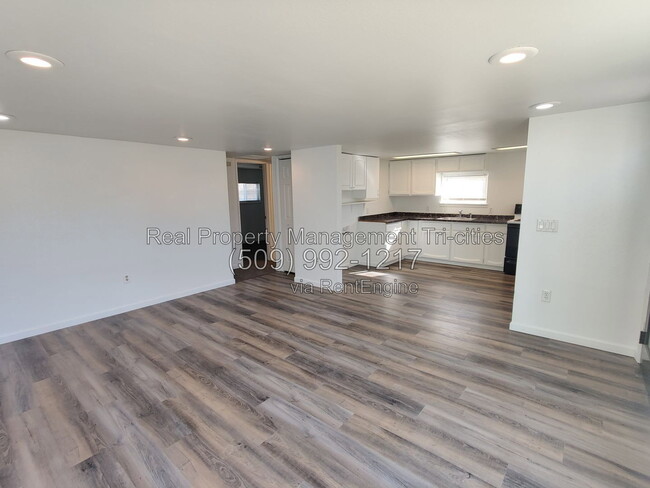 Building Photo - 1110 Potter Ave
