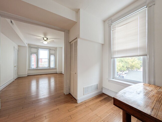 Building Photo - 2025 W Coulter St