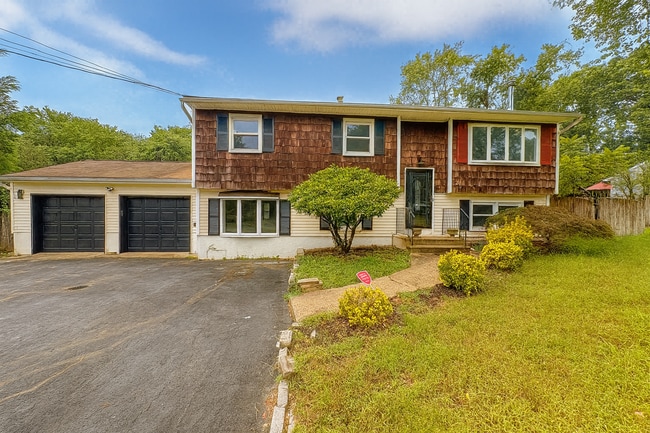 Primary Photo - Stunning Renovated 4-Bedroom Home with Gor...