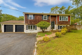 Building Photo - Stunning Renovated 4-Bedroom Home with Gor...