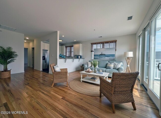 Building Photo - 865 Arnold Ave