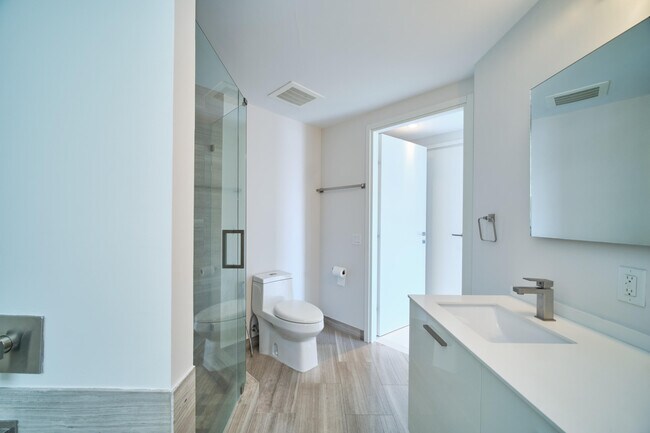 Building Photo - 1300 Brickell Bay Dr