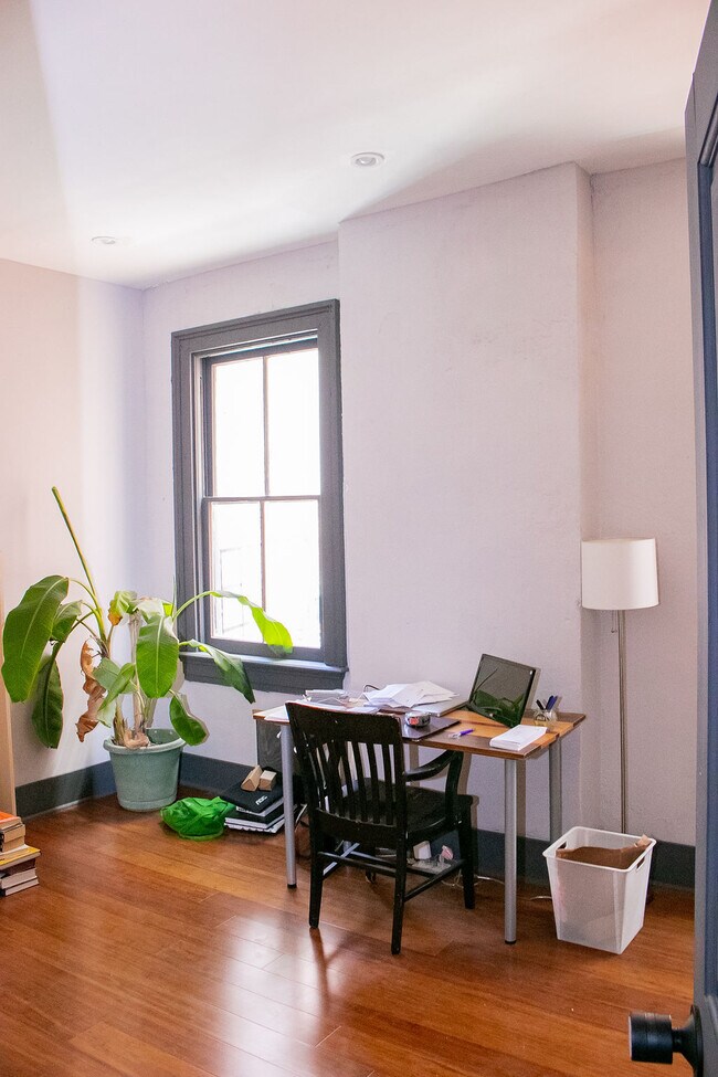 Building Photo - 207 W McMicken Ave