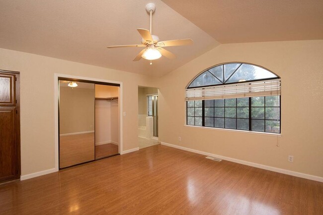 Building Photo - 4 bedroom in NW Modesto near shopping, Kai...