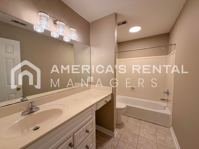 Building Photo - Spacious Five Bedroom Residence in Meadowbrook!