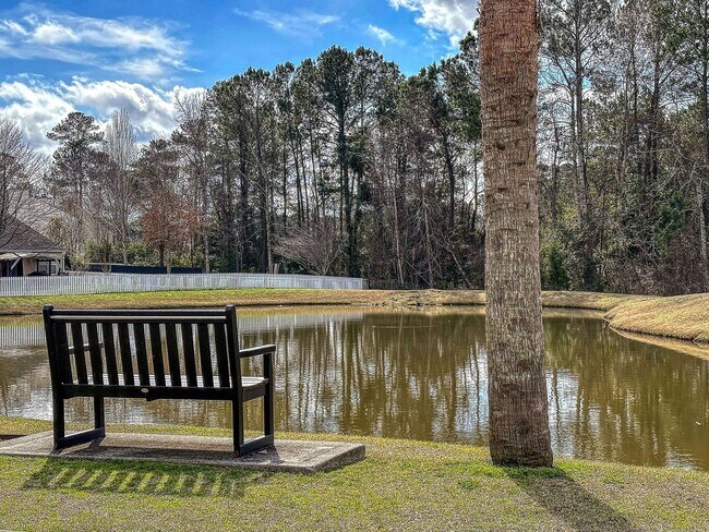 Building Photo - Easy, Modern Comfort in a Prime Charleston Location!