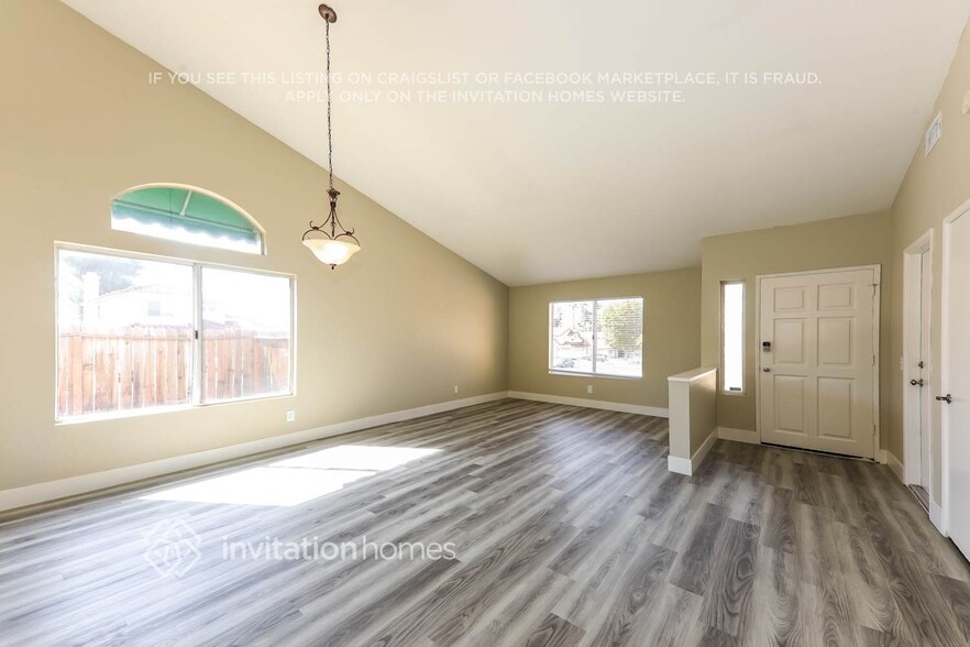 Building Photo - 39272 Vía Lar