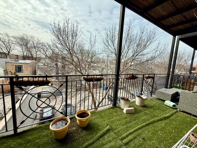 Building Photo - Stunning 2 Bed 2 Bath in the Wicker Park area