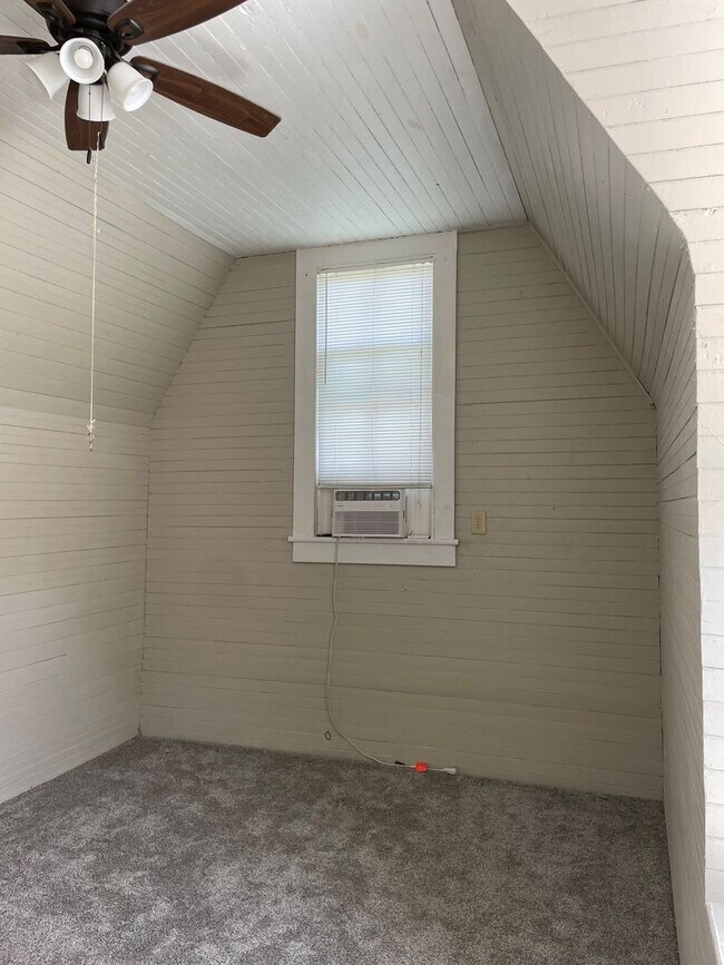 Building Photo - 4 BED 2 BATH TWO STORY HOME IN TROY!