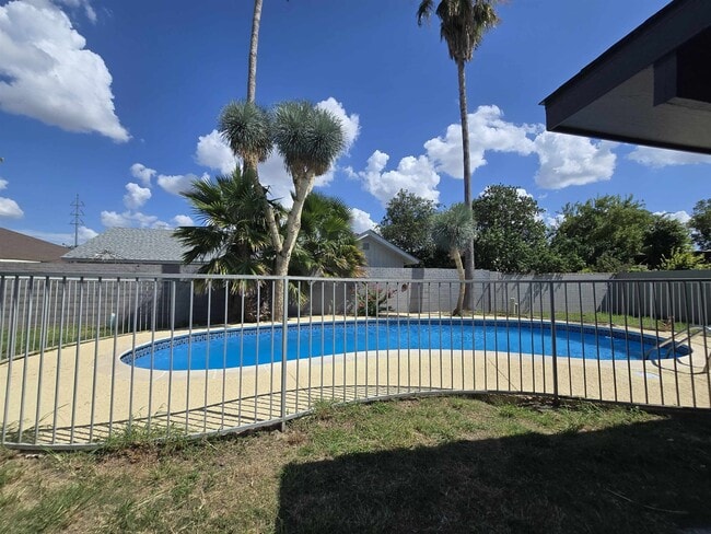 Building Photo - 211 Esperanza Dr