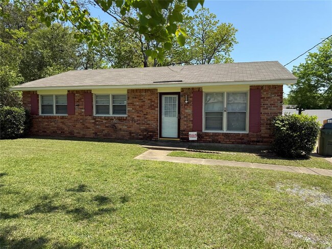 Primary Photo - 3211 Hackberry Ln