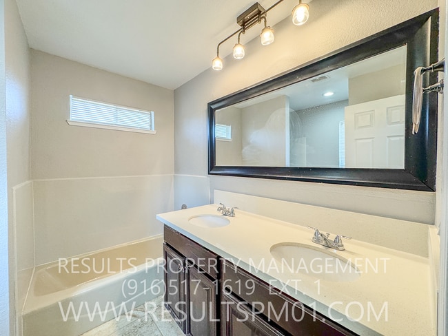 Building Photo - Freshly updated 2 bedroom duplex w garage