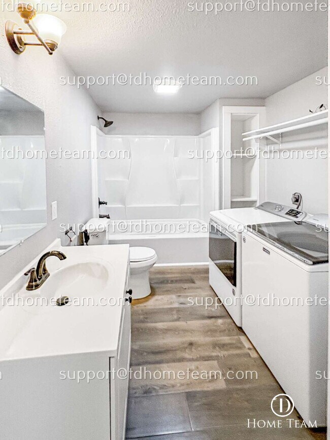 Building Photo - "Charming 4-Bedroom Home with Scenic Views & Finished Basement in Renton!"