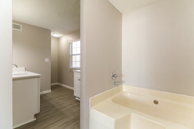 Building Photo - 240 Rosewood Dr