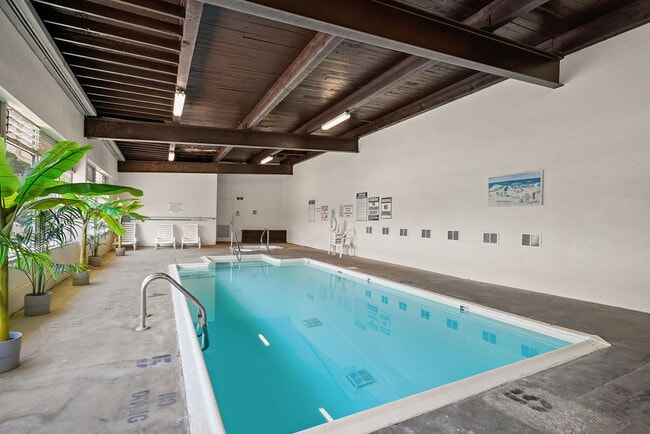 Pool and Hot tub - Regency Apartments