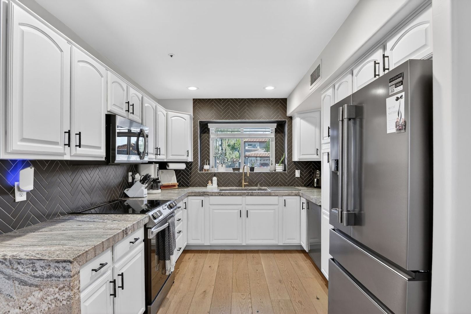 Building Photo - 8807 E Dahlia Dr