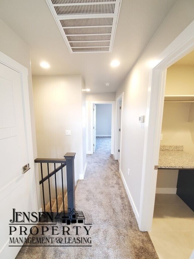 Building Photo - Three Bedroom Red Mountain Vista Town Home
