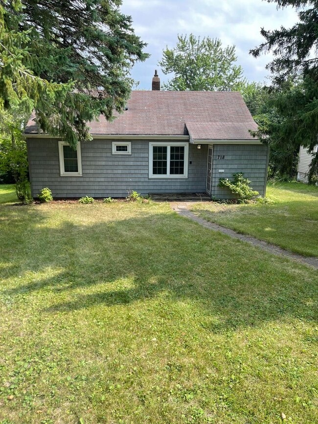Building Photo - AVAILABLE AUGUST 15th - 2 Bed, 1 Bath With...