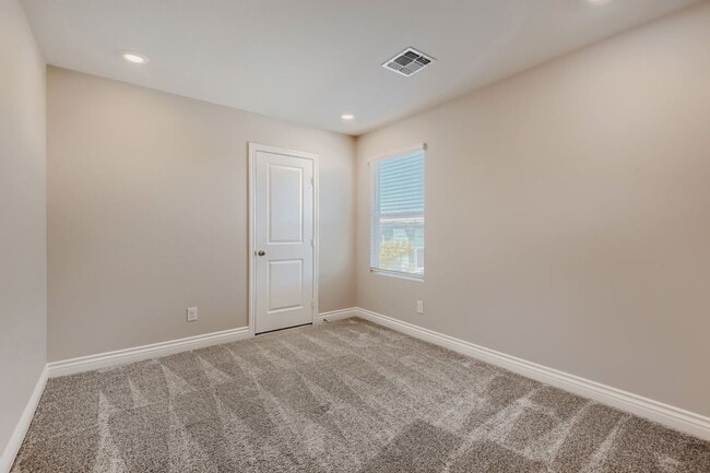Building Photo - Must see 5 bedroom home with loft