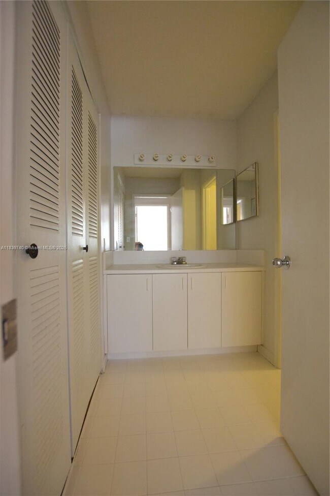 Building Photo - 160 Yacht Club Way