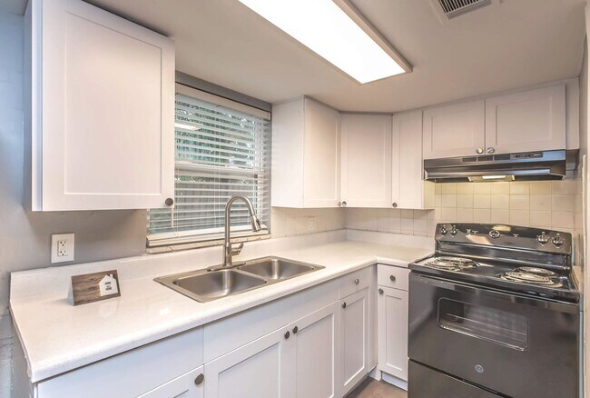 Building Photo - Renovated 2-Bedroom with 2 Bathrooms + Pri...