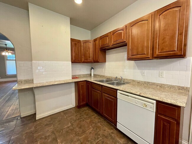Building Photo - AVAILABLE NOW! Move-In Special! Half Off F...