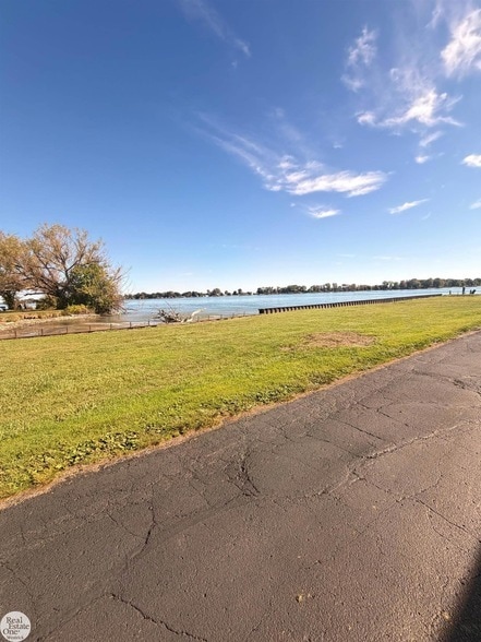 Building Photo - 9237 N River Rd