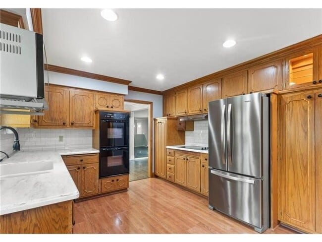Building Photo - 6325 Brookview Ave