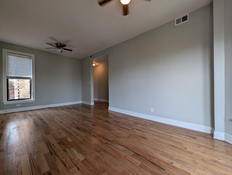 Building Photo - 635 W Oakdale Ave