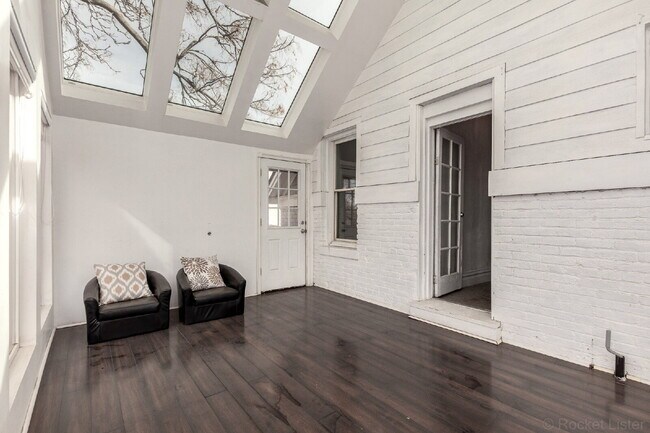 Building Photo - Lovely Victorian duplex for rent 2 bed / 1 bath