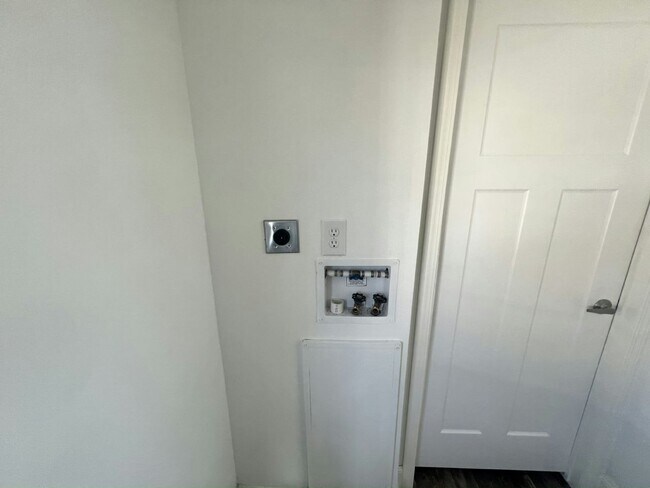 Building Photo - 40 Betty Dr