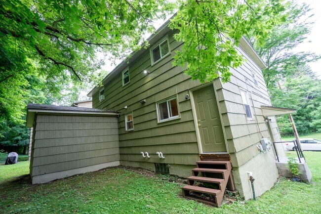 Building Photo - 3 Bedroom with New Kitchen, Bathroom and H...