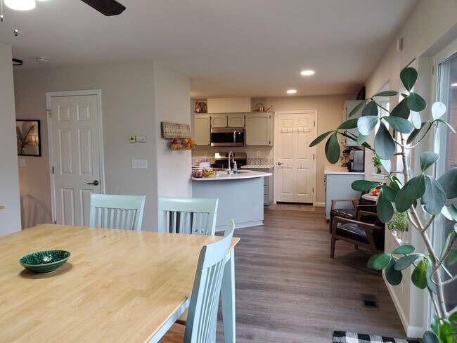 Building Photo - ***PENDING APPLICATION***Beautiful 3 Bedroom Home with Massive Garage and Bonus Room