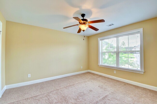 Building Photo - Spacious 4 Bed, 2.5 Bath Home in Desirable...