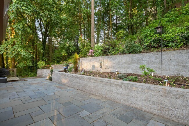 Building Photo - Beautiful 3 bedroom home in Lake Oswego!