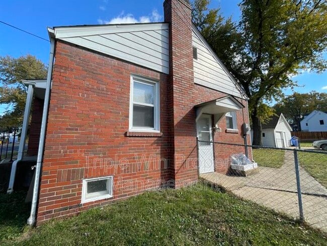 Building Photo - 1004 N New Florissant Rd