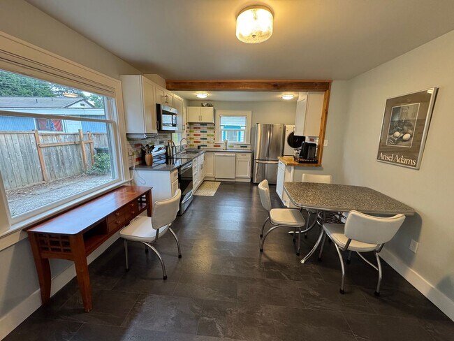 Building Photo - Charming Short Term Rental - 1-6 Month Lease