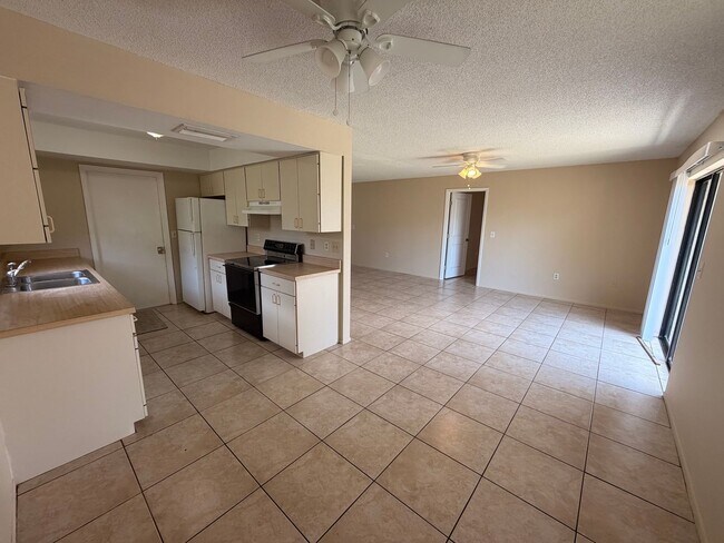 Building Photo - 2/2 Bedroom house with 1 car garage and fenced yard.