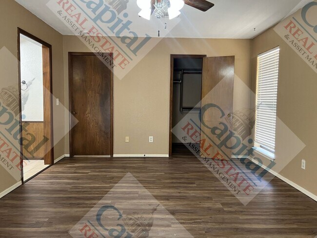 Building Photo - Spacious 4 Bedroom