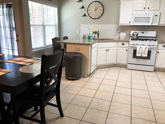 Building Photo - 1204 Chesapeake Ln