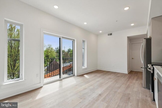 Building Photo - 367 W Hortter St