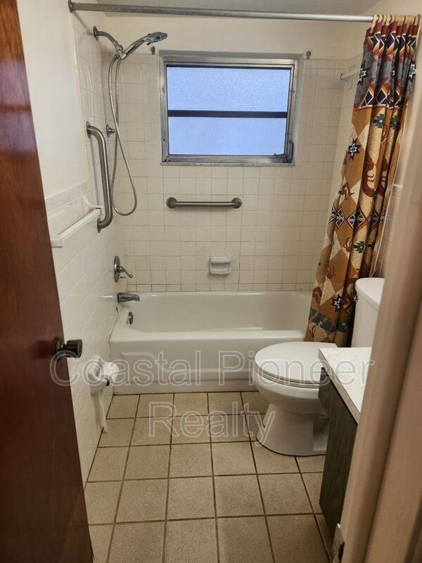 Building Photo - 5823 Elm St