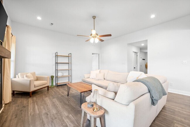 Building Photo - 3 bedroom Pet Friendly Home For Rent Near Needmore Road!