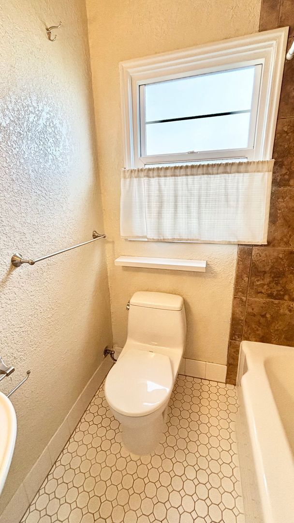 Building Photo - Modern Comfort in the Heart of Hosford Abernethy!