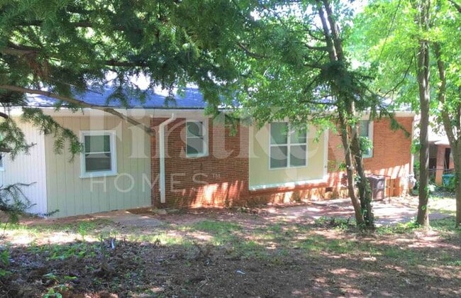 Building Photo - 1371 David Cir