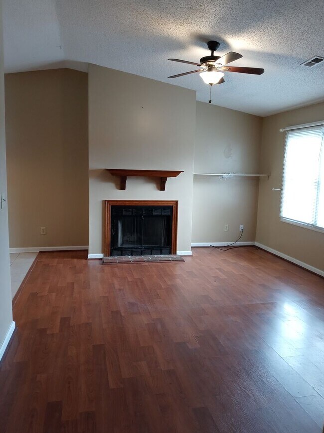 Building Photo - 3 bd/ 2 ba located MINUTES from Fort Bragg! Quiet Neighborhood!