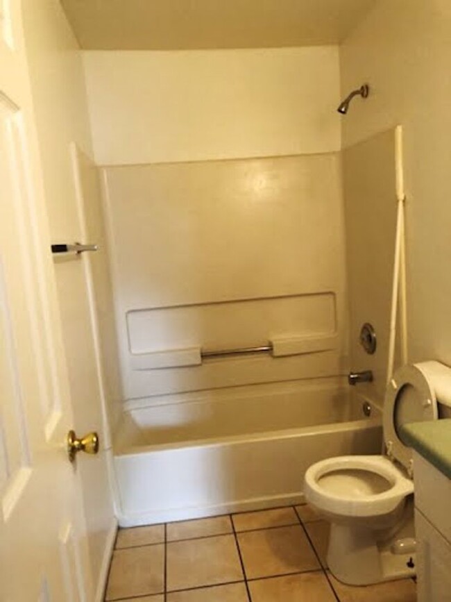 Building Photo - FOR RENT - Spacious 3BR/3BA Townhome!