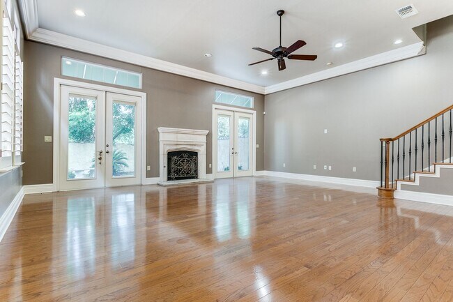 Building Photo - LUXURY 3-BEDROOM TOWNHOME IN ALAMO HEIGHTS
