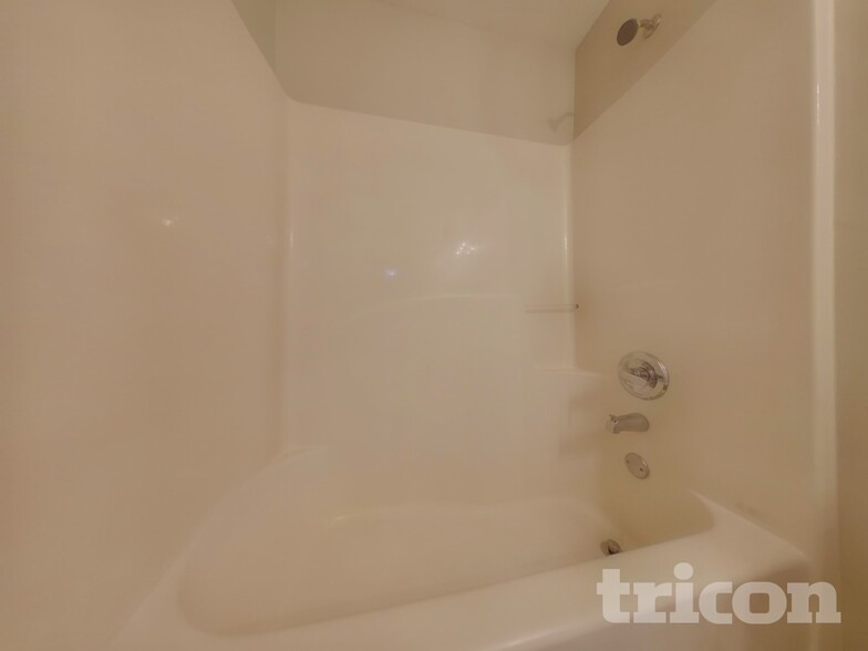 Building Photo - 613 Amberwood Dr